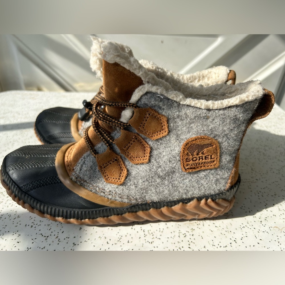 Size 3 Sorel out n about ankle boots